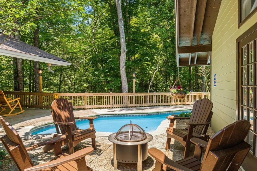 Bourbon Hollow Lodge With Hot Tub And Pool Plus Game Room Only 5 Min To Downtown แกตลิงเบิร์ก ภายนอก รูปภาพ