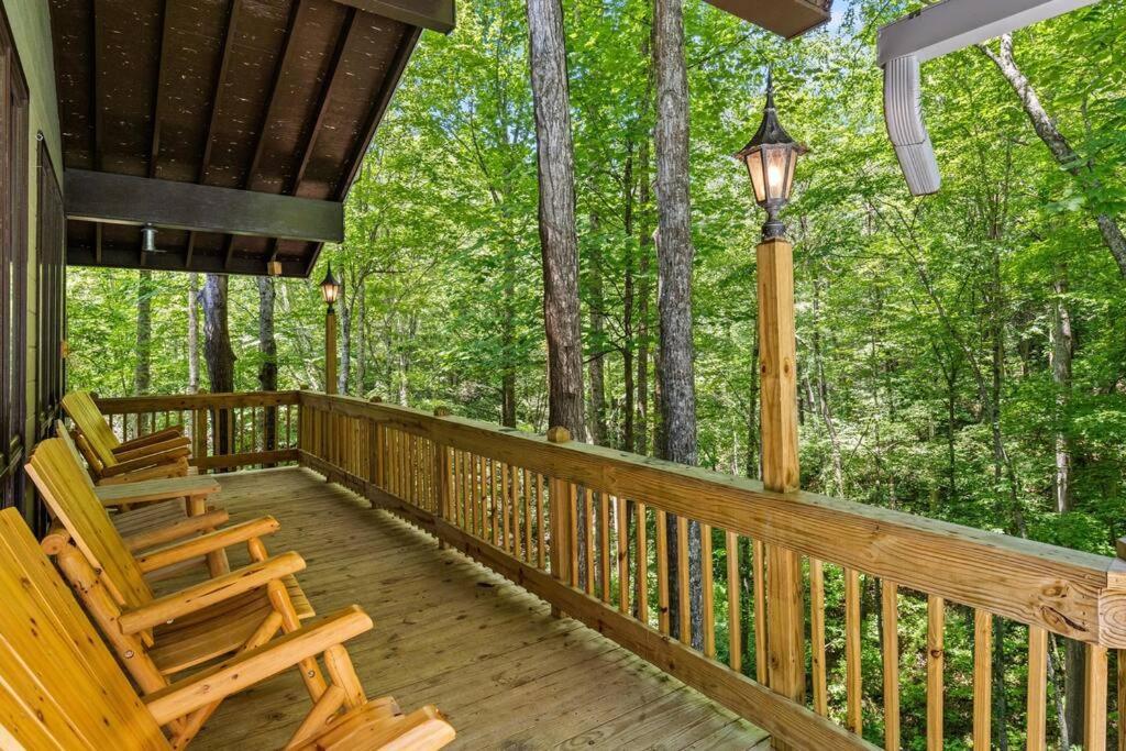 Bourbon Hollow Lodge With Hot Tub And Pool Plus Game Room Only 5 Min To Downtown แกตลิงเบิร์ก ภายนอก รูปภาพ