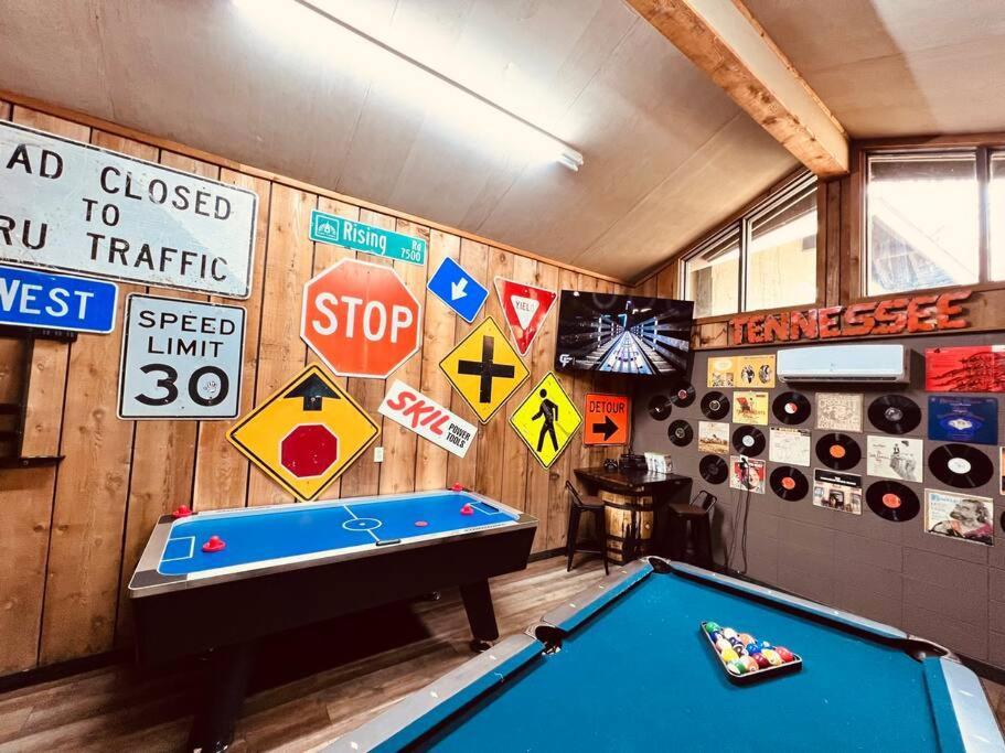 Bourbon Hollow Lodge With Hot Tub And Pool Plus Game Room Only 5 Min To Downtown แกตลิงเบิร์ก ภายนอก รูปภาพ
