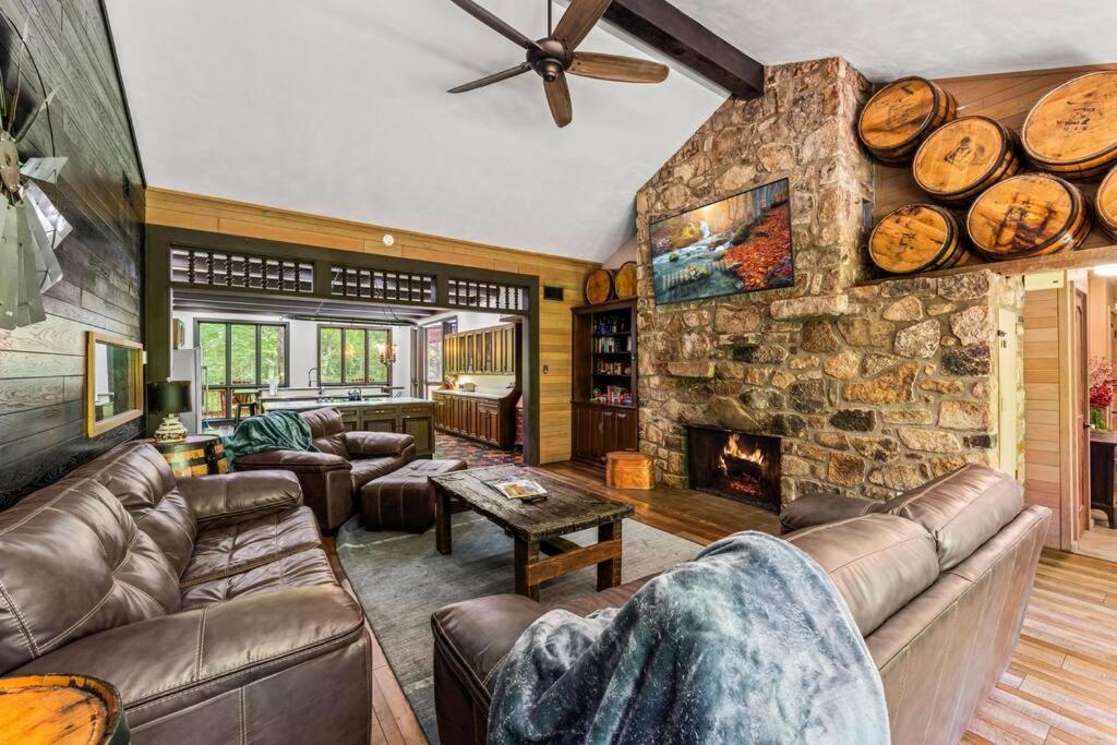 Bourbon Hollow Lodge With Hot Tub And Pool Plus Game Room Only 5 Min To Downtown แกตลิงเบิร์ก ภายนอก รูปภาพ