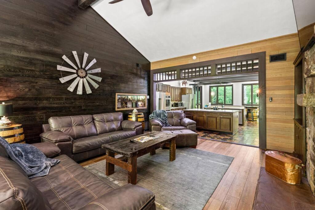 Bourbon Hollow Lodge With Hot Tub And Pool Plus Game Room Only 5 Min To Downtown แกตลิงเบิร์ก ภายนอก รูปภาพ