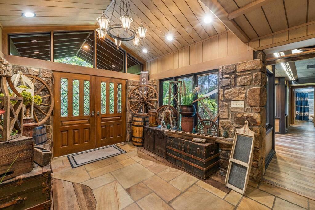 Bourbon Hollow Lodge With Hot Tub And Pool Plus Game Room Only 5 Min To Downtown แกตลิงเบิร์ก ภายนอก รูปภาพ