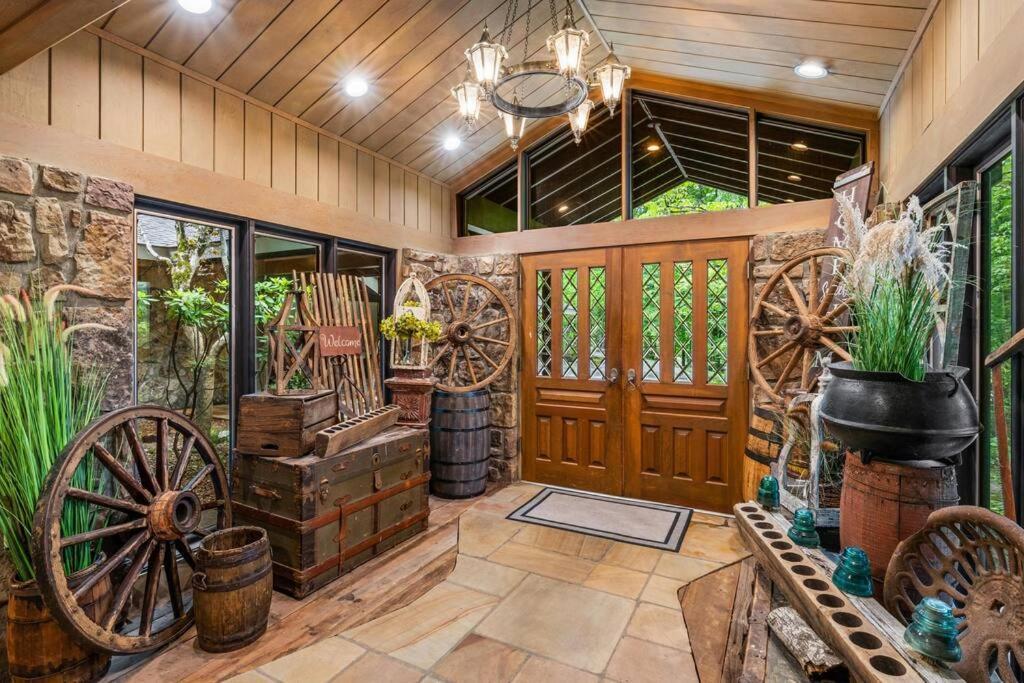 Bourbon Hollow Lodge With Hot Tub And Pool Plus Game Room Only 5 Min To Downtown แกตลิงเบิร์ก ภายนอก รูปภาพ