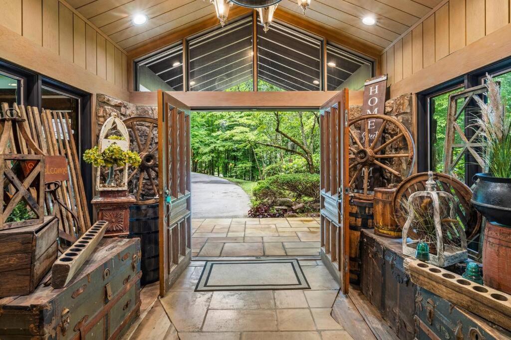 Bourbon Hollow Lodge With Hot Tub And Pool Plus Game Room Only 5 Min To Downtown แกตลิงเบิร์ก ภายนอก รูปภาพ