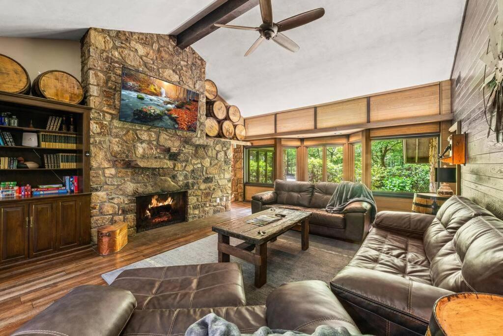 Bourbon Hollow Lodge With Hot Tub And Pool Plus Game Room Only 5 Min To Downtown แกตลิงเบิร์ก ภายนอก รูปภาพ