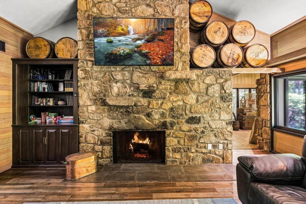 Bourbon Hollow Lodge With Hot Tub And Pool Plus Game Room Only 5 Min To Downtown แกตลิงเบิร์ก ภายนอก รูปภาพ