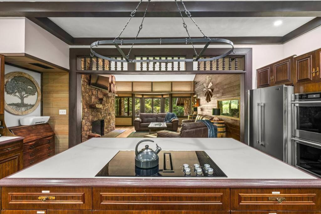 Bourbon Hollow Lodge With Hot Tub And Pool Plus Game Room Only 5 Min To Downtown แกตลิงเบิร์ก ภายนอก รูปภาพ