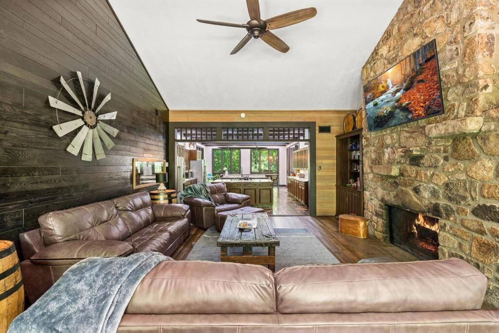 Bourbon Hollow Lodge With Hot Tub And Pool Plus Game Room Only 5 Min To Downtown แกตลิงเบิร์ก ภายนอก รูปภาพ