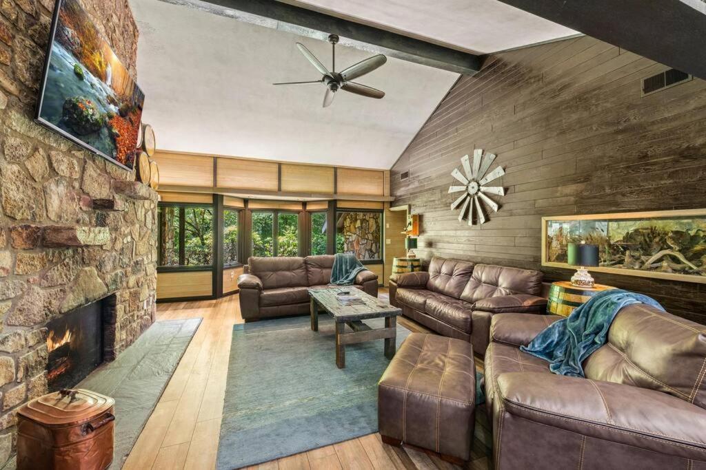 Bourbon Hollow Lodge With Hot Tub And Pool Plus Game Room Only 5 Min To Downtown แกตลิงเบิร์ก ภายนอก รูปภาพ