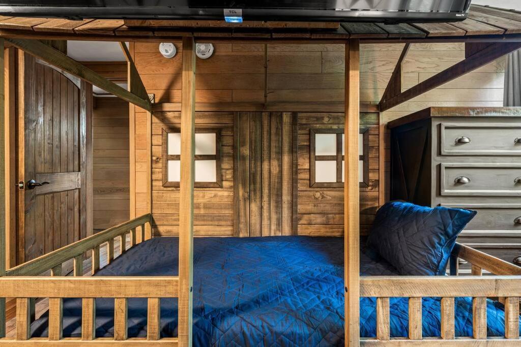 Bourbon Hollow Lodge With Hot Tub And Pool Plus Game Room Only 5 Min To Downtown แกตลิงเบิร์ก ภายนอก รูปภาพ