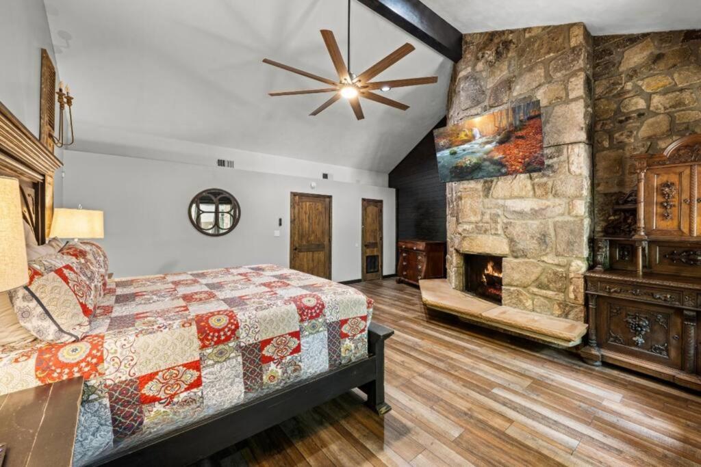 Bourbon Hollow Lodge With Hot Tub And Pool Plus Game Room Only 5 Min To Downtown แกตลิงเบิร์ก ภายนอก รูปภาพ