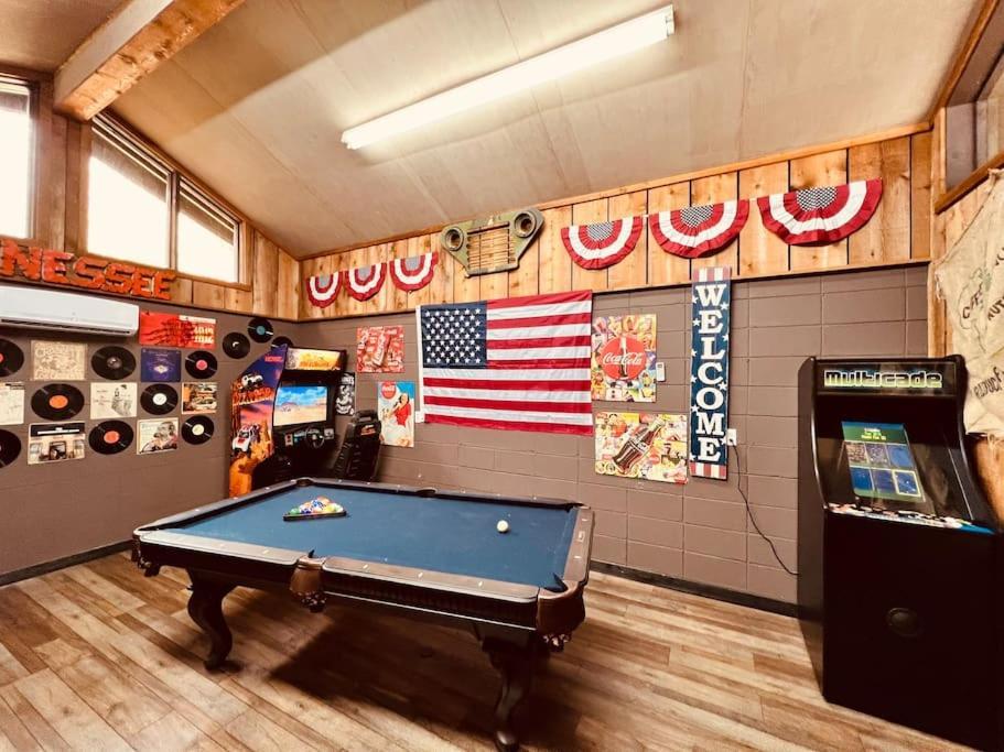 Bourbon Hollow Lodge With Hot Tub And Pool Plus Game Room Only 5 Min To Downtown แกตลิงเบิร์ก ภายนอก รูปภาพ