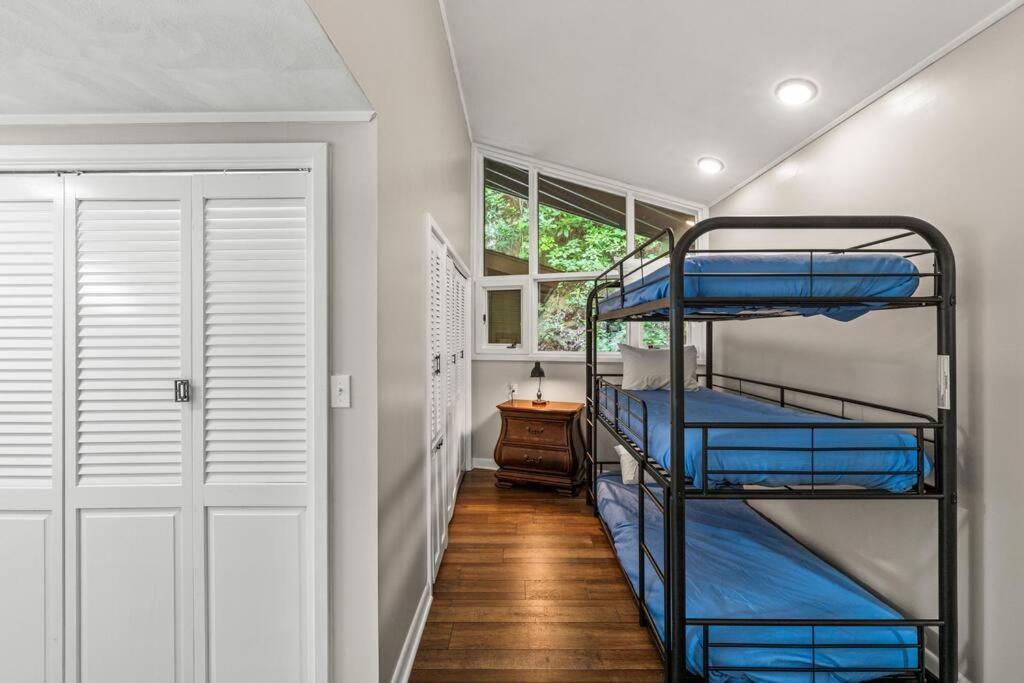 Bourbon Hollow Lodge With Hot Tub And Pool Plus Game Room Only 5 Min To Downtown แกตลิงเบิร์ก ภายนอก รูปภาพ