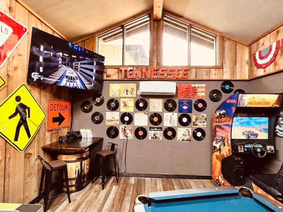 Bourbon Hollow Lodge With Hot Tub And Pool Plus Game Room Only 5 Min To Downtown แกตลิงเบิร์ก ภายนอก รูปภาพ