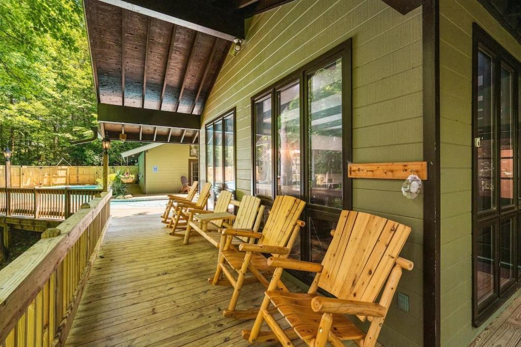 Bourbon Hollow Lodge With Hot Tub And Pool Plus Game Room Only 5 Min To Downtown แกตลิงเบิร์ก ภายนอก รูปภาพ