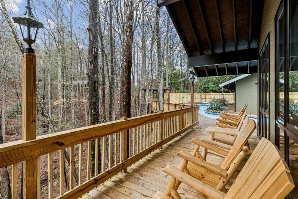 Bourbon Hollow Lodge With Hot Tub And Pool Plus Game Room Only 5 Min To Downtown แกตลิงเบิร์ก ภายนอก รูปภาพ