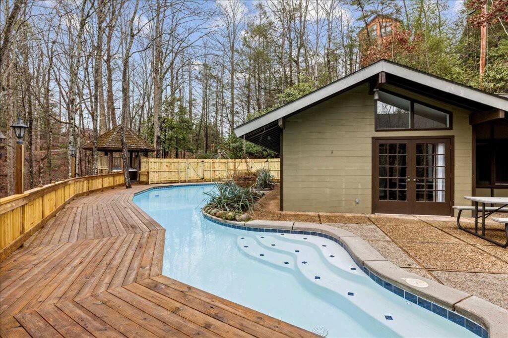 Bourbon Hollow Lodge With Hot Tub And Pool Plus Game Room Only 5 Min To Downtown แกตลิงเบิร์ก ภายนอก รูปภาพ