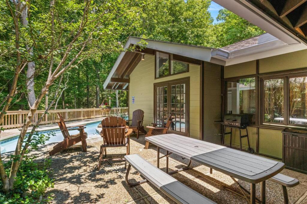 Bourbon Hollow Lodge With Hot Tub And Pool Plus Game Room Only 5 Min To Downtown แกตลิงเบิร์ก ภายนอก รูปภาพ