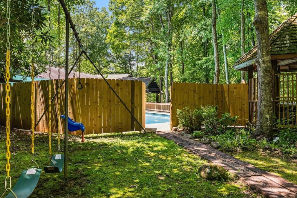 Bourbon Hollow Lodge With Hot Tub And Pool Plus Game Room Only 5 Min To Downtown แกตลิงเบิร์ก ภายนอก รูปภาพ