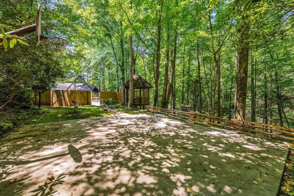 Bourbon Hollow Lodge With Hot Tub And Pool Plus Game Room Only 5 Min To Downtown แกตลิงเบิร์ก ภายนอก รูปภาพ