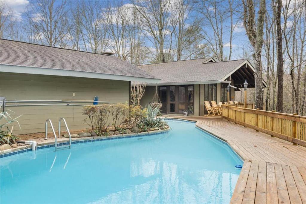 Bourbon Hollow Lodge With Hot Tub And Pool Plus Game Room Only 5 Min To Downtown แกตลิงเบิร์ก ภายนอก รูปภาพ