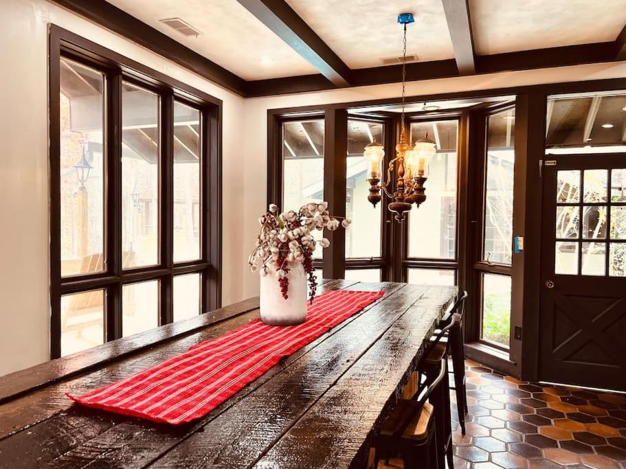 Bourbon Hollow Lodge With Hot Tub And Pool Plus Game Room Only 5 Min To Downtown แกตลิงเบิร์ก ภายนอก รูปภาพ