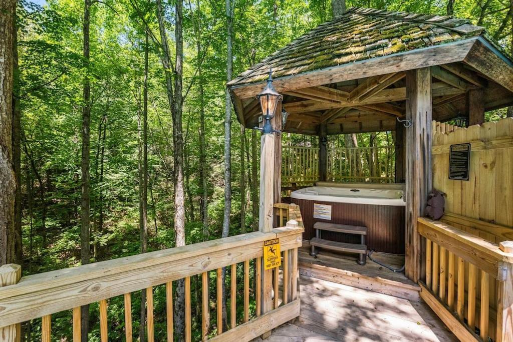 Bourbon Hollow Lodge With Hot Tub And Pool Plus Game Room Only 5 Min To Downtown แกตลิงเบิร์ก ภายนอก รูปภาพ